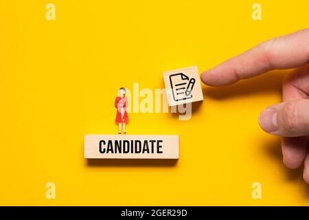 Das Konzept eines Angebots eines Vertrages für einen Job an eine Kandidatin. Stockfoto