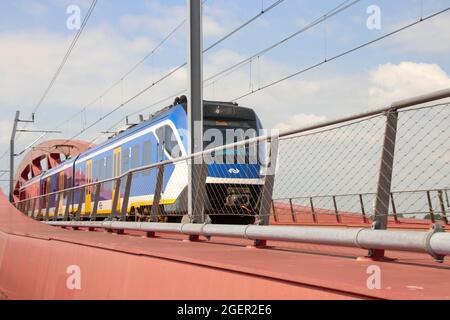 SNCG-Nahverkehrszug über die Hanzeboog-Brücke in Zwolle, Niederlande Stockfoto