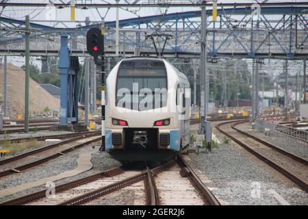 Stadler Flirt Zug von Blauwnet entlang Bahnsteig am Bahnhof Zwolle Richtung Enschede Stockfoto