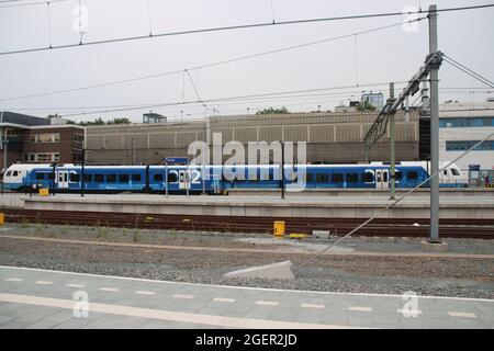 Stadler Flirt Zug von Blauwnet entlang Bahnsteig am Bahnhof Zwolle Richtung Kampen auf Kamperlijntje Stockfoto