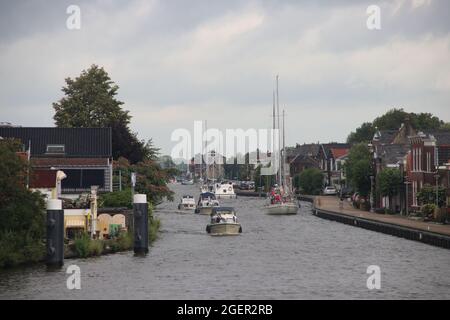 Segelboot mit festem langen Mast fuhr über die Stahlhubbrücke über die Gouwe in Boskoop in Südholland in den Niederlanden Stockfoto