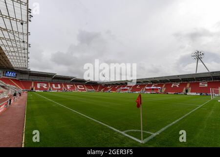 Rotherham, Großbritannien. August 2021. Ein Überblick über das AESSEAL New York Stadium, das Heimstadion von Rotherham United in Rotherham, Großbritannien, am 8/21/2021. (Foto von Simon Whitehead/News Images/Sipa USA) Quelle: SIPA USA/Alamy Live News Stockfoto