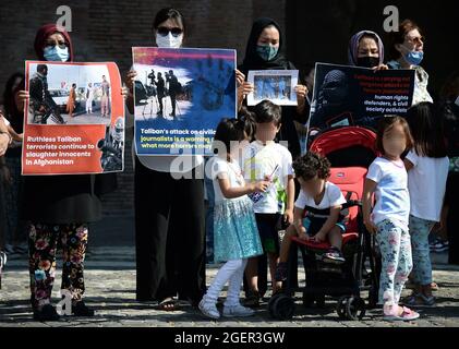 Rom, Italien. August 2021. Rom 21/08/2021 Solidaritätsdemonstration des afghanischen Volkes auf der Piazza della Repubblica Quelle: Independent Photo Agency/Alamy Live News Stockfoto