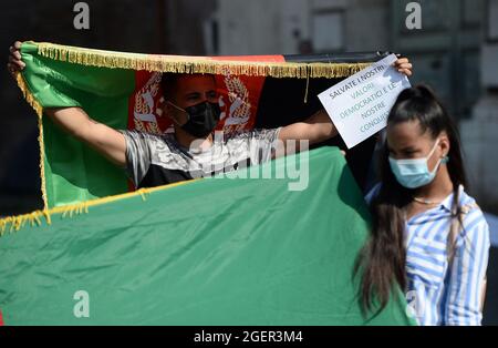 Rom, Italien. August 2021. Rom 21/08/2021 Solidaritätsdemonstration des afghanischen Volkes auf der Piazza della Repubblica Quelle: Independent Photo Agency/Alamy Live News Stockfoto