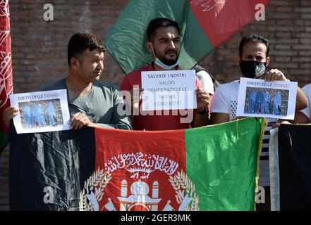 Rom, Italien. August 2021. Rom 21/08/2021 Solidaritätsdemonstration des afghanischen Volkes auf der Piazza della Repubblica Quelle: Independent Photo Agency/Alamy Live News Stockfoto