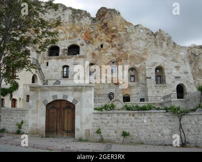 Landschaft mit Panoramablick auf ein authentisches Höhlenhaus in Ürgüp Nevşehir, Zentralanatolien, Türkei. Stockfoto