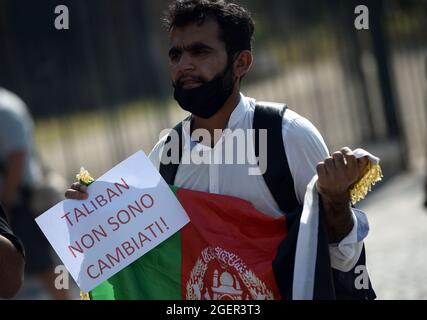 Rom, Italien. August 2021. Rom 21/08/2021 Solidaritätsdemonstration des afghanischen Volkes auf der Piazza della Repubblica Quelle: Independent Photo Agency/Alamy Live News Stockfoto