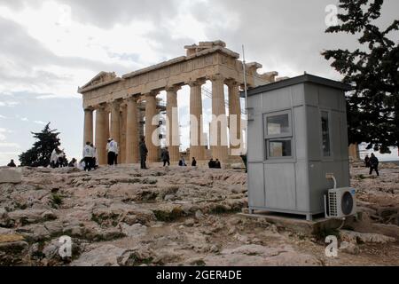 Kiosk mit Wachmann auf der archäologischen Stätte der Akropolis in Athen, Griechenland, Februar 5 2020. Stockfoto