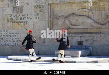 Wechsel der Präsidentengarde vor dem Grab des unbekannten Soldaten im griechischen Parlament - Athen, Griechenland, März 12 2020. Stockfoto