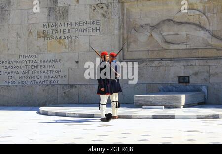 Wechsel der Präsidentengarde vor dem Grab des unbekannten Soldaten im griechischen Parlament - Athen, Griechenland, März 12 2020. Stockfoto