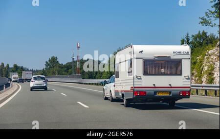 Ein Bild eines Wohnmobils auf einer slowenischen Autobahn. Stockfoto