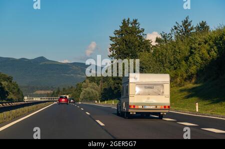 Ein Bild eines Wohnmobils auf einer slowenischen Autobahn, umgeben von Landschaft. Stockfoto