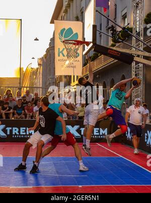 Ein Bild von zwei Mannschaften, die bei einem besonderen Event in Ljubljana 3x3 Basketball spielen. Stockfoto