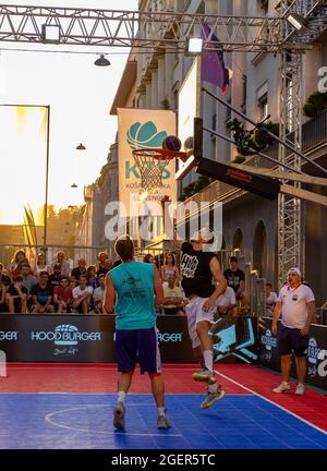 Ein Bild von zwei Mannschaften, die bei einem besonderen Event in Ljubljana 3x3 Basketball spielen. Stockfoto