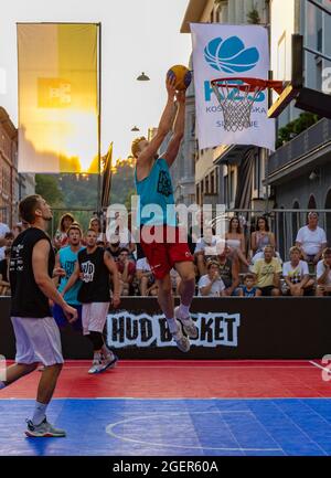 Ein Bild von zwei Mannschaften, die bei einem besonderen Event in Ljubljana 3x3 Basketball spielen. Stockfoto