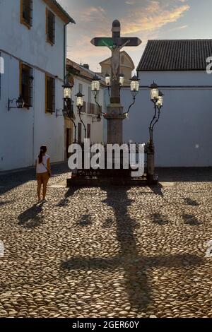 Mädchen, das den Christus der Laternen bei Sonnenuntergang auf der Plaza de Kapuzinos in Cordoba Andalusien, Spanien, betrachtet Stockfoto