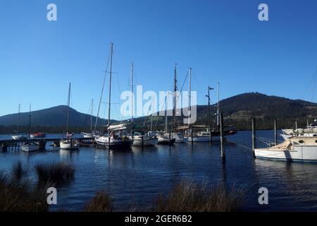 Yachten an einer Marina in Franklin im Huon Valley, Tasmanien Stockfoto