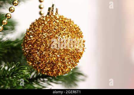 Nahaufnahme der goldenen Weihnachtskugel auf einem Baum.Platz kopieren. Stockfoto