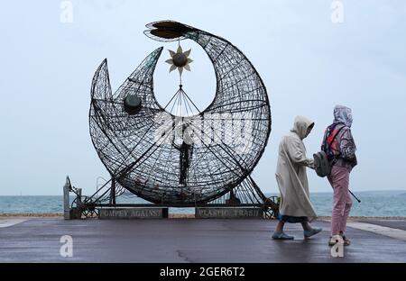 Die Menschen gehen an einer Skulptur „Pompey gegen Plastikmüll“ am Strand von Southsea in Hampshire vorbei. Bilddatum: Samstag, 21. August 2021. Stockfoto