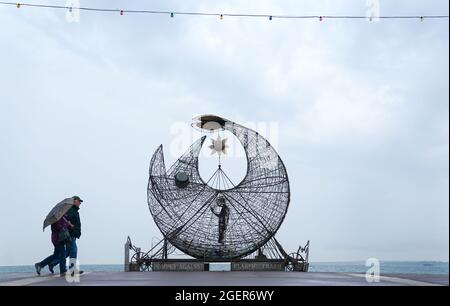 Die Menschen gehen an einer Skulptur „Pompey gegen Plastikmüll“ am Strand von Southsea in Hampshire vorbei. Bilddatum: Samstag, 21. August 2021. Stockfoto