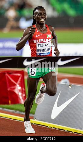 Eugene, USA. August 2021. 20. August 2021 Eugene ODER USA: Francine Niyonsaba (6) gewinnt die womenÕs 2 Meile während der Nike Prefontaine Classic Night Session im Hayward Field Eugene, ODER Thurman James/CSM Credit: CAL Sport Media/Alamy Live News Stockfoto