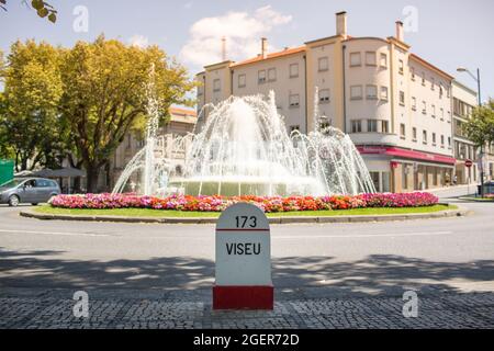 Viseu, Portugal - 31. Juli 2021: Meilenstein 173 auf der 25 de Abril Avenue auf dem National Highway 2, der durch die Stadt Viseu führt. Stockfoto