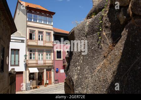 Viseu, Portugal - 31. Juli 2021: Eine der Straßen in der Altstadt Stockfoto
