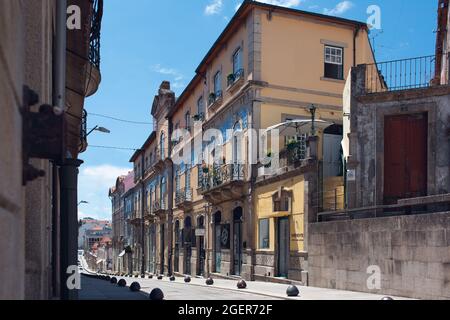 Viseu, Portugal - 31. Juli 2021: Doctor Ruiz Ferreira Street, eine der belebtesten Straßen der Stadt, die Zugang zur Altstadt bietet Stockfoto