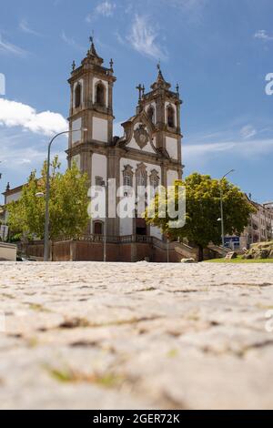 Viseu, Portugal - 31. Juli 2021: Die Kirche von Nossa Senhora do Carmo wurde am Ende der Sch XVII, im Barockstil. Stockfoto