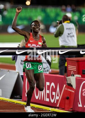 Eugene, USA. August 2021. 20. August 2021 Eugene ODER USA: Francine Niyonsaba (6) gewinnt die womenÕs 2 Meile während der Nike Prefontaine Classic Night Session im Hayward Field Eugene, ODER Thurman James/CSM Credit: CAL Sport Media/Alamy Live News Stockfoto