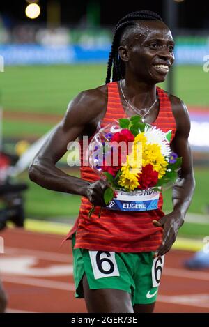 Eugene, USA. August 2021. 20. August 2021 Eugene ODER USA: Francine Niyonsaba (6) gewinnt die womenÕs 2 Meile während der Nike Prefontaine Classic Night Session im Hayward Field Eugene, ODER Thurman James/CSM Credit: CAL Sport Media/Alamy Live News Stockfoto