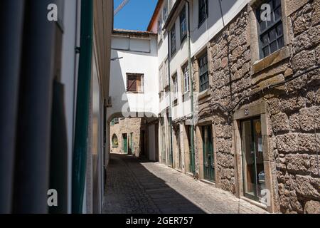 Viseu, Portugal - 31. Juli 2021: Eine der Straßen in der Altstadt von Viseu. Stockfoto
