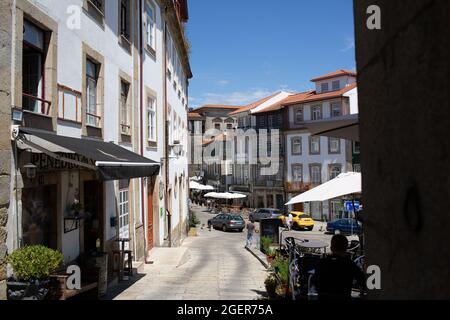 Viseu, Portugal - 31. Juli 2021: Eine der Straßen in der Altstadt von Viseu. Stockfoto
