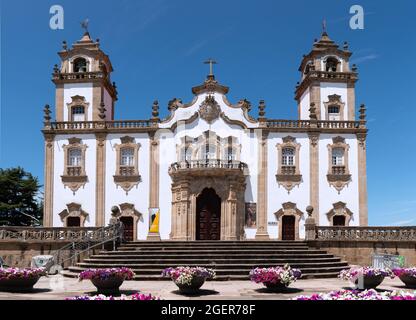 Viseu, Portugal - 31. Juli 2021: Kirche der Barmherzigkeit. Die barocke façade zeichnet sich durch den Kontrast der weißen Wände mit dem Grau der Granitpilaster aus Stockfoto