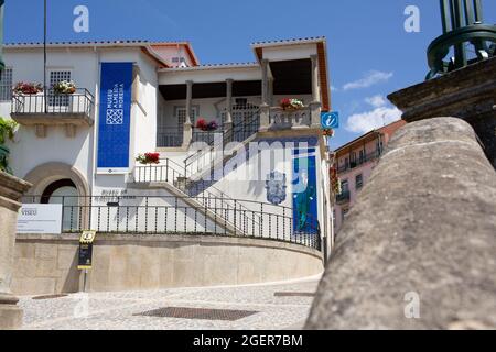 Viseu, Portugal - 31. Juli 2021: Almeida Moreira Museum. Wichtige Sammlung von Kunst und Stilmöbeln. Das Almeida Moreira Museum befindet sich in an Stockfoto