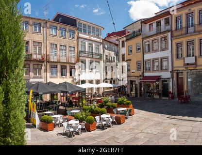 Viseu, Portugal - 31. Juli 2021: Largo Pintor Gata, Platz im alten Teil der Stadt. Stockfoto
