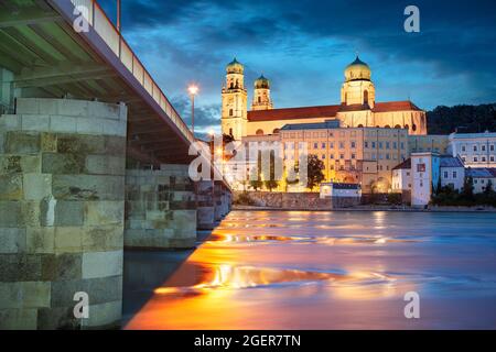 Passau, Deutschland. Stadtbild von Passau mit dem Stephansdom und der Marienbrücke oder Mariensbrücke über den Inn zur dämmerungsblauen Stunde. Stockfoto