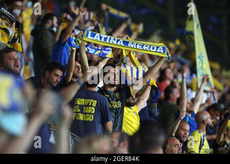 Frosinone, Italien. August 2021. Fans von Frosinone während des Fußballspiels der italienischen Meisterschaft Serie B BKT zwischen Frosinone Calcio und Parma Calcio am 20. August 2021 im Benito Stirpe-Stadion in Frosinone, Italien - Foto Federico Proietti / DPPI Credit: DPPI Media/Alamy Live News Stockfoto