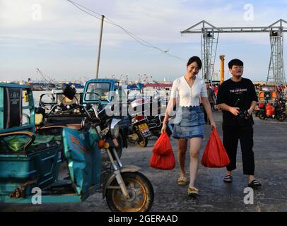 (210821) -- FUZHOU, 21. August 2021 (Xinhua) -- Huang Lili (L) und ihre Assistentin kaufen an einem Dock im Xiuyu-Bezirk von Putian, südöstlich der Provinz Fujian in China, Meeresprodukte für Livestreams, 17. August 2021. Huang Lili begann 2020, kurze Videos zu drehen. Mit Unterstützung von Fans begann sie, lokale Meeres- und Agrarprodukte per Livestreaming zu bewerben. Im Jahr 2017 schlug China eine Strategie für die ländliche Belebung als Schlüsselmaßnahme zur Beschleunigung der Modernisierung der Landwirtschaft und der ländlichen Gebiete vor und hat seitdem eine Reihe von Maßnahmen zur Erstellung des Fahrplans für die ländliche Belebung verabschiedet. Als Kampagne Stockfoto