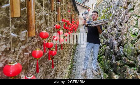 (210821) -- FUZHOU, 21. August 2021 (Xinhua) -- Chen Shangyou wirbt im Livestreaming in der Gemeinde Xiadang in Ningde, südöstlich der Provinz Fujian, um lokale landwirtschaftliche Produkte. 17 2021 Im Jahr 2020 kehrte Chen Shangyou, der in der E-Commerce-Branche tätig war, in die Gemeinde Xiadang zurück und richtete ein Livestreaming-Team ein, um lokale landwirtschaftliche Produkte wie Tee und Honig zu verkaufen. Im Jahr 2017 schlug China eine Strategie für die ländliche Belebung als Schlüsselmaßnahme zur Beschleunigung der Modernisierung der Landwirtschaft und der ländlichen Gebiete vor und hat seitdem eine Reihe von Maßnahmen zur Erstellung des Fahrplans für die ländliche Belebung verabschiedet Stockfoto