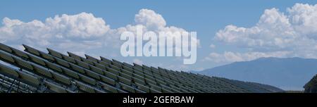 Colorado, San Luis Valley, Mosca. Solarpaneelfarm mit den Bergen von Sangre de Cristo in der Ferne. Stockfoto