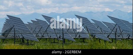 Colorado, San Luis Valley, Mosca. Solarpaneelfarm mit den Bergen von Sangre de Cristo in der Ferne. Stockfoto