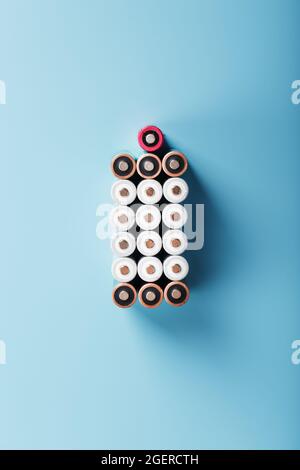 AA-Batterien sind in Form einer großen Batterie auf blauem Hintergrund angeordnet. Draufsicht. Das Konzept der Energieversorgung und -Nutzung Stockfoto