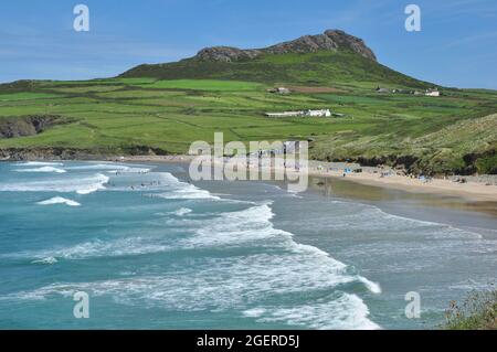 St. David's Head dominiert den Strand von Whitesands Bay, Pembrokeshire, Wales, Großbritannien Stockfoto