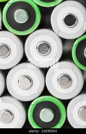 Der Hintergrund besteht aus AA-Batterien im Vollbildmodus. Energieversorgungskonzept Stockfoto