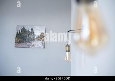 Im Zimmer hing eine kleine Lampe an der Wand Stockfoto