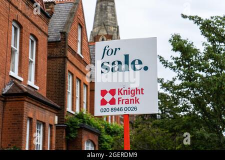 21. August 2021. Immobilienmakler Zeichen zum Verkauf außerhalb Reihenhaus in Wimbledon, South West London Stockfoto