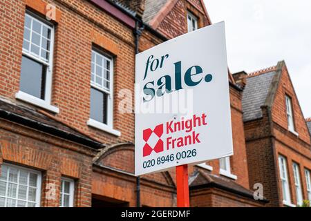21. August 2021. Immobilienmakler Zeichen zum Verkauf außerhalb Reihenhaus in Wimbledon, South West London Stockfoto