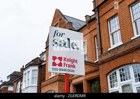 21. August 2021. Immobilienmakler Zeichen zum Verkauf außerhalb Reihenhaus in Wimbledon, South West London Stockfoto