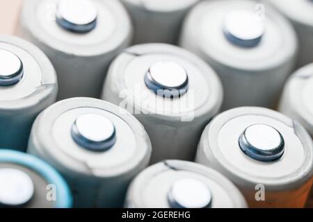 AA-Batterien als Texturhintergrund im Vollbildmodus. Das Konzept der Energieversorgung und rationellen Nutzung Stockfoto